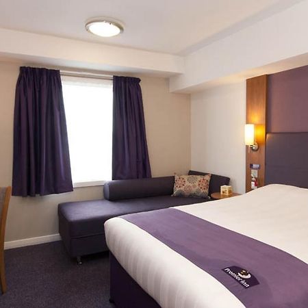 Premier Inn London Gatwick Airport South - London Road Кролі Екстер'єр фото