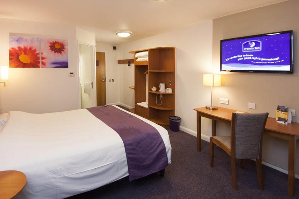 Premier Inn London Gatwick Airport South - London Road Кролі Екстер'єр фото