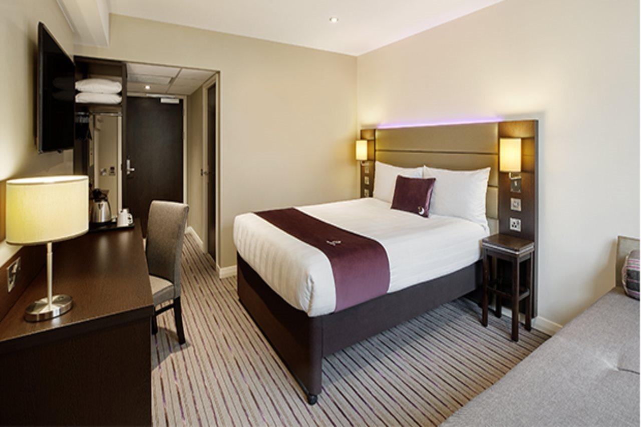 Premier Inn London Gatwick Airport South - London Road Кролі Екстер'єр фото