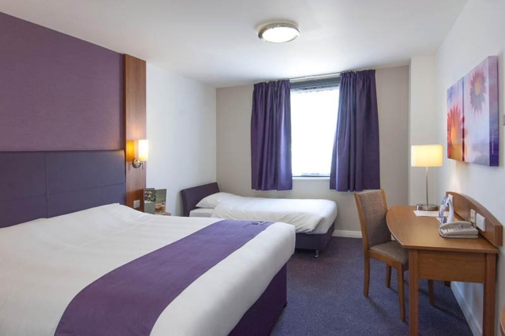 Premier Inn London Gatwick Airport South - London Road Кролі Екстер'єр фото