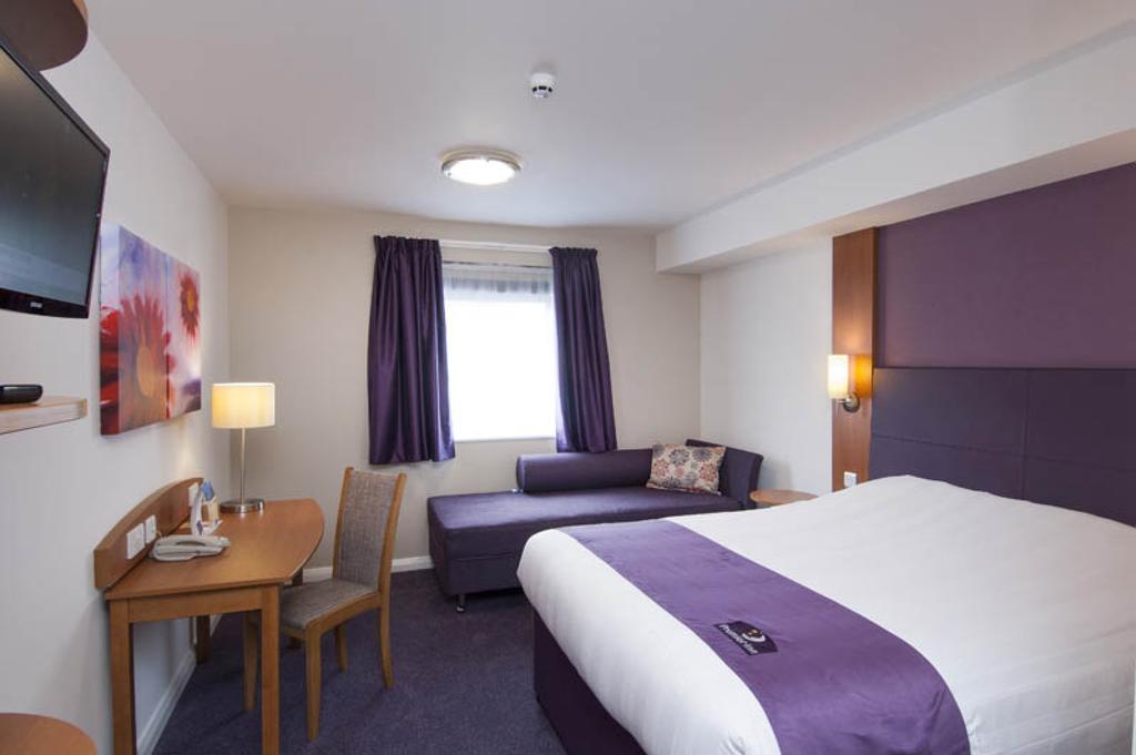 Premier Inn London Gatwick Airport South - London Road Кролі Екстер'єр фото