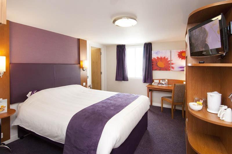 Premier Inn London Gatwick Airport South - London Road Кролі Екстер'єр фото