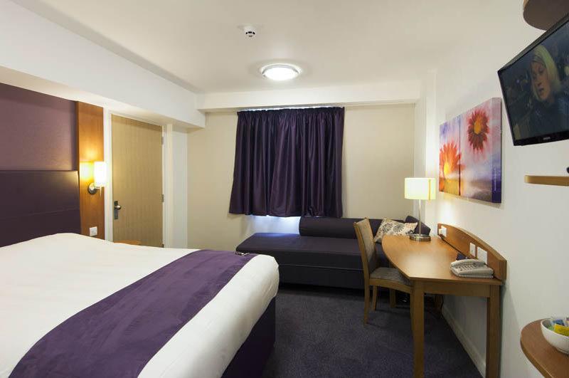 Premier Inn London Gatwick Airport South - London Road Кролі Екстер'єр фото