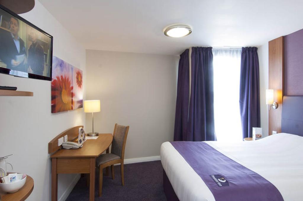 Premier Inn London Gatwick Airport South - London Road Кролі Екстер'єр фото