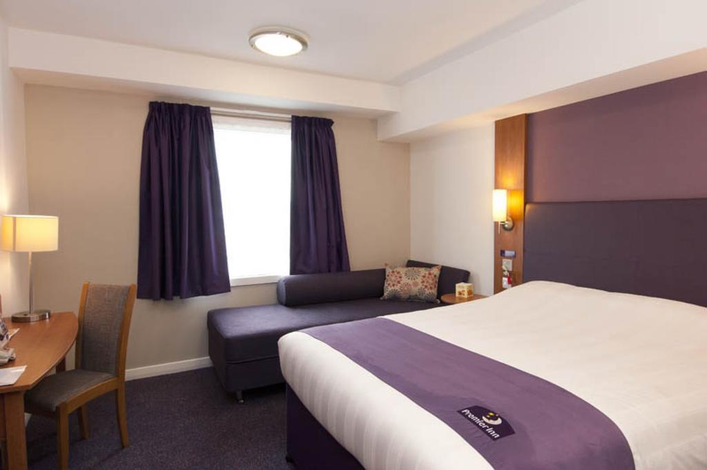 Premier Inn London Gatwick Airport South - London Road Кролі Екстер'єр фото